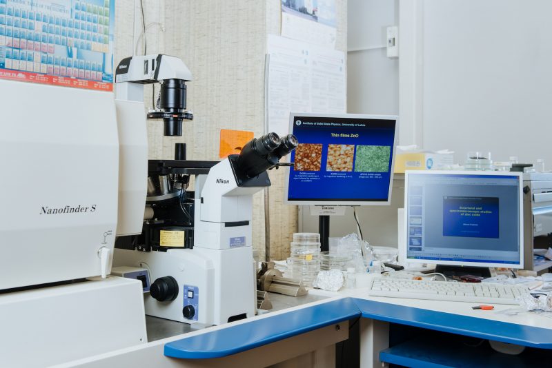 Confocal microscope with Raman spectroscopy