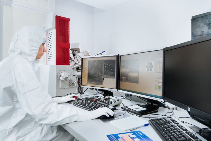 Scanning electron microscope SEM-FIB